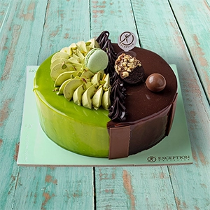 تورتة نص شوكولاتة ونص بيستاشيو - 20 مدور - حلواني اكسبشن  - مصر 